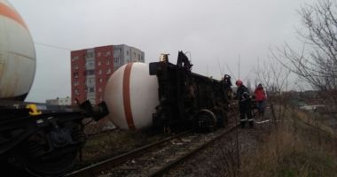 GALERIE FOTO / ALERTĂ LA CONSTANȚA! Un tren cu vagoane tip cisternă A DERAIAT PE UN POD FEROVIAR - 7