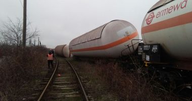 GALERIE FOTO / ALERTĂ LA CONSTANȚA! Un tren cu vagoane tip cisternă A DERAIAT PE UN POD FEROVIAR - 8