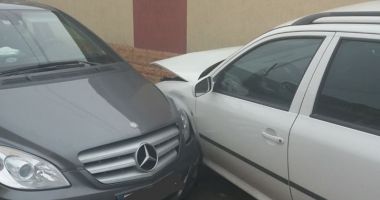 Galerie foto / ACCIDENT RUTIER LA CONSTANȚA. Autoturism IZBIT într-o mașină parcată, după ce șoferul nu a oprit la STOP - 3