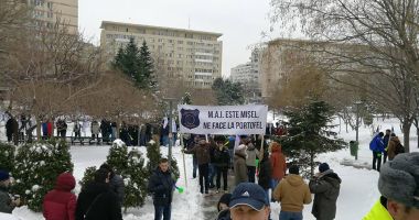 GALERIE FOTO / Protest masiv la Ministerul de Interne: Polițiștii și angajații din penitenciare au ieșit în stradă - 2
