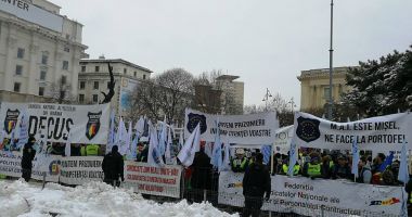 GALERIE FOTO / Protest masiv la Ministerul de Interne: Polițiștii și angajații din penitenciare au ieșit în stradă - 4