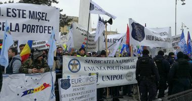 GALERIE FOTO / Protest masiv la Ministerul de Interne: Polițiștii și angajații din penitenciare au ieșit în stradă - 3