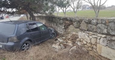 GALERIE FOTO / ACCIDENT RUTIER LA CONSTANȚA. UN ȘOFER S-A IZBIT CU MAȘINA-N ZID - 3