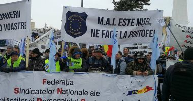 GALERIE FOTO / Protest masiv la Ministerul de Interne: Polițiștii și angajații din penitenciare au ieșit în stradă - 5