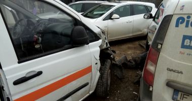 UPDATE. GALERIE FOTO - VIDEO / Ambulanță în misiune, lovită de un autoturism. O asistentă a ajuns la spital - 2