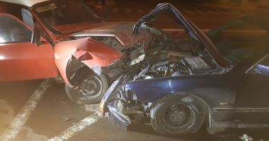 Stire din Eveniment : GALERIE FOTO-VIDEO / ACCIDENT GRAV,  DUPĂ CE UN ȘOFER BĂUT A INTRAT CU BMW-UL PE CONTRASENS, DIN CAUZA VITEZEI