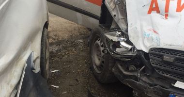 UPDATE. GALERIE FOTO - VIDEO / Ambulanță în misiune, lovită de un autoturism. O asistentă a ajuns la spital - 4