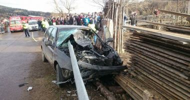TRAGEDIE RUTIERĂ! Un tânăr a murit, după ce mașina în care se afla a intrat într-un parapet - 3