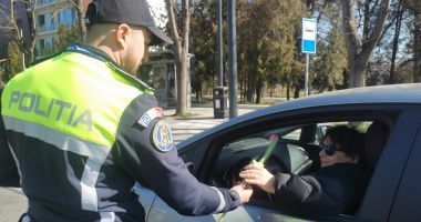 Gesturi de apreciere din partea polițiștilor pentru doamnele din trafic, de 8 Martie - 4