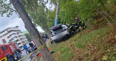 GALERIE FOTO / GRAV ACCIDENT RUTIER ÎN MAMAIA. O mașină a intrat într-un stâlp - 5