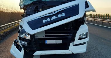 ACCIDENT PE AUTOSTRADA SOARELUI: un TIR a intrat într-un utilaj de deszăpezire - 4