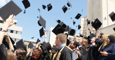 Stire din Eveniment : Percheziții pentru LUARE DE MITĂ la licență / Studenți și profesori duși la audieri