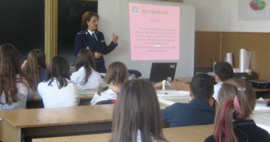 Delicvența juvenilă – tema orelor de dirigenție ținute, astăzi, de polițiști - 2