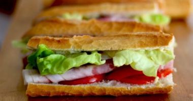 Un parlamentar a demisionat, după ce a furat un sandviș