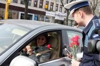 Flori și mărțișoare în loc de amenzi și puncte de penalizare