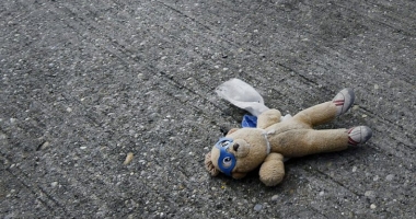 Băiețel de 5 ani, GĂSIT MORT PE STRADĂ! Părinții îl pedepsiseră că a făcut pe el