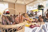 Stire din Diverse : "Piața Țărănească" s-a mutat la Casa de Cultură din Constanța