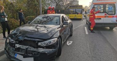 Stire din Eveniment : Coliziune între o mașină și un autobuz pe bulevardul Aurel Vlaicu. Un rănit transportat la spital