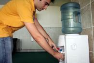 Stire din Sănătate : Angajatorii trebuie să reducă programul de lucru și să asigure cel puțin doi litri de apă pentru fiecare angajat