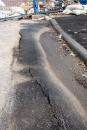 Stire din Social : Asfaltul turnat peste craterul de pe strada Traian se fisurează (galerie foto)