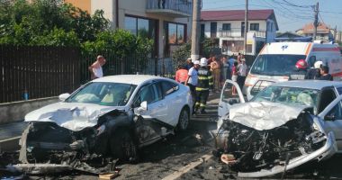 GALERIE FOTO/ Accident rutier grav în 23 August. Opt persoane au fost rănite - 2