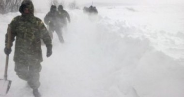 Stire din Eveniment : Militarii de la Topraisar au dat o mână de ajutor la deszăpezirea unor TIR-uri