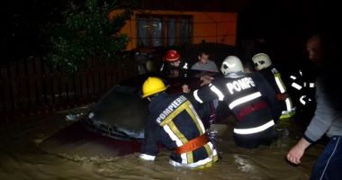 Stire din Eveniment : Pompierii constănțeni au intervenit în 24 de situaţii cauzate de ploile torenţiale şi vântul puternic