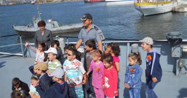 Stire din Eveniment : Galerie FOTO. Vedeta Gărzii de Coastă, nava "Ștefan cel Mare", vizitată de copii