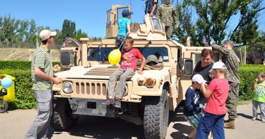 Stire din Eveniment : Galerie FOTO. Militarii de-o șchioapă din Orășelul Piticilor