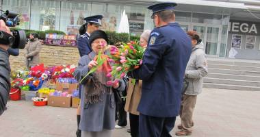 Galerie FOTO. Polițiștii au continuat să ofere mărțișoare și astăzi - 3