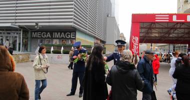 Galerie FOTO. Polițiștii au continuat să ofere mărțișoare și astăzi - 5