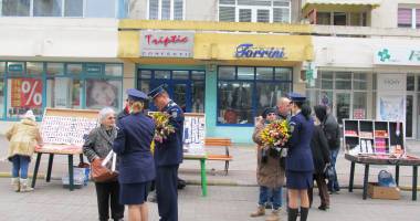 Galerie FOTO. Polițiștii au continuat să ofere mărțișoare și astăzi - 7