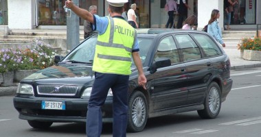 La volan, cu permisul reținut