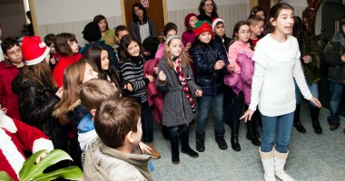 Stire din Cultură-Educație : Cum și-au făcut fericiți semenii elevii de la Școala "Remus Opreanu"