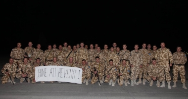 GALERIE FOTO "Rechinii albi" / Scene emoționante în Baza Militară din Kandahar. "Bine ați revenit alături de noi, domnule sublocotenent!" - 2