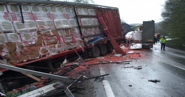FOTO. ACCIDENT GRAV. TREI TIRURI S-AU CIOCNIT - 3