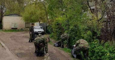 Asistații social trândăvesc în cârciumi, pușcăriașii domnesc în închisori, militarii adună gunoaiele pe 700 lei salariu de încadrare - 4