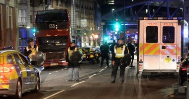 Stire din Eveniment : GALERIE FOTO. LONDRA, PUSĂ LA PÂMÂNT DE TREI ATENTATE TERORISTE / ȘAPTE MORȚI, 50 RĂNIȚI, ÎN ATACURI SUCCESIVE
