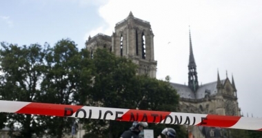 ATAC LA NOTRE DAME DIN PARIS / Un polițist a fost rănit. Cel puțin o mie de persoane se aflau în interiorul catedralei - 2