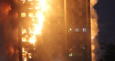 GALERIE FOTO. INCENDIU LA LONDRA / Un bloc de locuințe cu 30 de etaje cuprins de flăcări. Peste 30 de răniți - 3