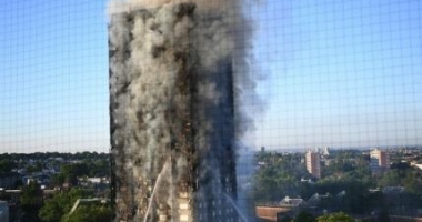GALERIE FOTO. INCENDIU LA LONDRA / Un bloc de locuințe cu 30 de etaje cuprins de flăcări. Peste 30 de răniți - 13