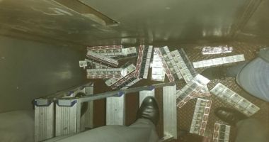 Stire din Eveniment : Țigări de contrabandă, ascunse în tubulatura de aerisire a unui vagon de tren