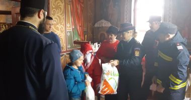 Moș Crăciun, ajutat de pompieri, a ajuns în satul Miorița - 3