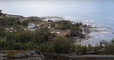 Galerie FOTO/VIDEO. Alunecare masivă de teren. Opt clădiri au fost aruncate în mare - 4