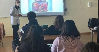 Stire din Cultură-Educație : Liceenii învaţă despre efectele devastatoare pe care le are fumatul asupra organismului
