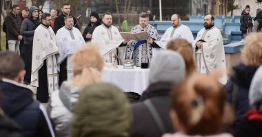 Tradiția de Bobotează continuă la Medgidia. Cine a reușit să ajungă primul la sfânta cruce aruncată în apă - 3