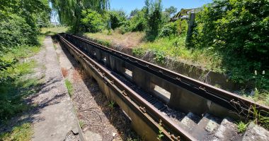 Bălării, ruginituri, clădiri abandonate. Remiza CFR Palas Constanţa, pe "valea plângerii" - 5