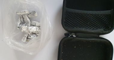 Stire din Eveniment : Câte pachete de droguri încap într-o borsetă. Descoperirea jandarmilor, pe strada Biruinței