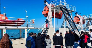 Tehnicile de supravieţuire pe mare, prezentate elevilor constănţeni de către specialiştii CERONAV - 3