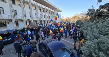 UPDATE Protest în fața Prefecturii. „Vrem alegeri libere și o democrație funcțională!” - 6